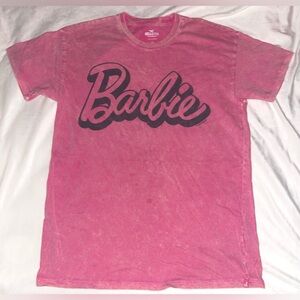 𝐇𝐨𝐥𝐥𝐢𝐬𝐭𝐞𝐫 𝐌𝐞𝐝𝐢𝐮𝐦 𝐏𝐢𝐧𝐤 𝐁𝐚𝐫𝐛𝐢𝐞 𝐋𝐨𝐠𝐨 𝐒𝐡𝐨𝐫𝐭 𝐒𝐥𝐞𝐞𝐯𝐞𝐝 𝐓-𝐒𝐡𝐢𝐫𝐭 - 𝐖𝐨𝐫𝐧 𝐎𝐧𝐜𝐞